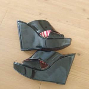 BCBGeneration • Shiny Faux leather black patent wedge sandals 9